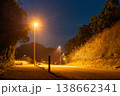 街灯照らす夜道 138662341