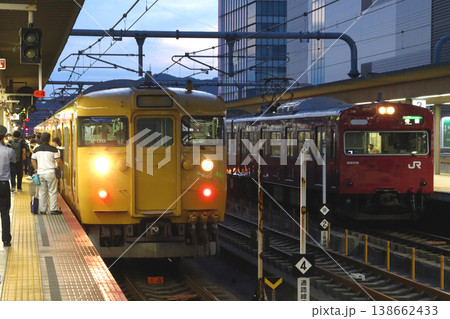 姫路駅で並ぶ山陽本線113系電車・播但線103系電車 138662433