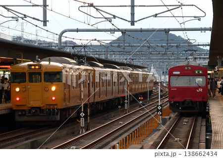 姫路駅で並ぶ山陽本線115系電車・播但線103系電車 姫路駅で並ぶ山陽本線115系電車・播但線103系電車 138662434