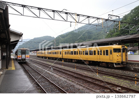 新見駅に停車中の姫新線キハ120形・伯備線115系電車 新見駅に停車中の姫新線キハ120形・伯備線115系電車 138662797