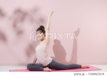 股関節の柔軟と体幹を鍛える女性のフィットネスとストレッチイメージ　ヨガや筋トレなどカメラ目線 138662824