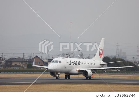 松山空港を離陸する福岡行きジェイエア旅客機 138662844