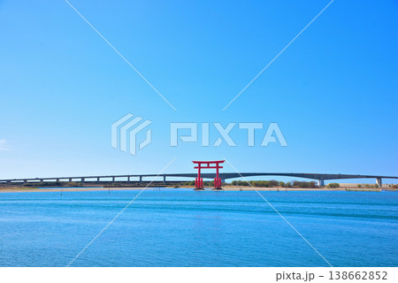 《静岡県》浜松市弁天島の赤鳥居と青い空 138662852