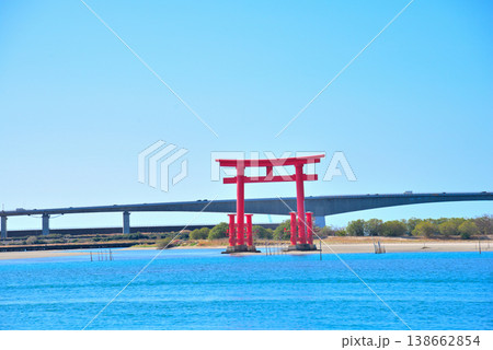 《静岡県》浜松市弁天島の赤鳥居と青い空 《静岡県》浜松市弁天島の赤鳥居と青い空 138662854