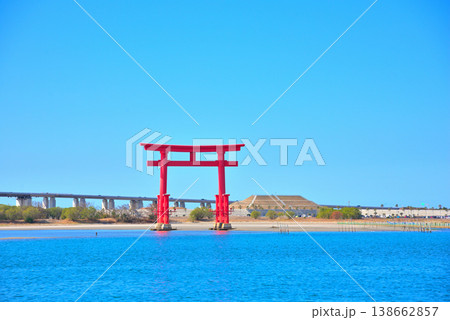 《静岡県》浜松市弁天島の赤鳥居と青い空 138662857