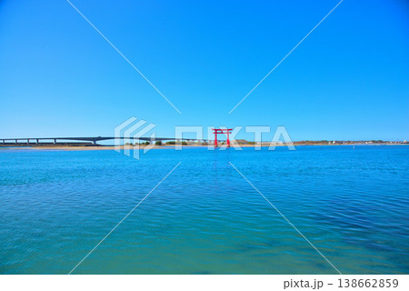《静岡県》浜松市弁天島の赤鳥居と青い空 《静岡県》浜松市弁天島の赤鳥居と青い空 138662859