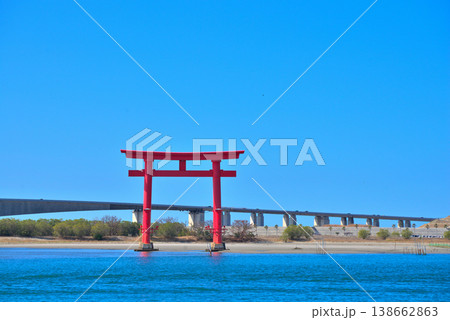 《静岡県》浜松市弁天島の赤鳥居と青い空 《静岡県》浜松市弁天島の赤鳥居と青い空 138662863