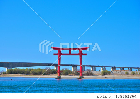 《静岡県》浜松市弁天島の赤鳥居と青い空 《静岡県》浜松市弁天島の赤鳥居と青い空 138662864