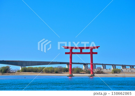 《静岡県》浜松市弁天島の赤鳥居と青い空 《静岡県》浜松市弁天島の赤鳥居と青い空 138662865