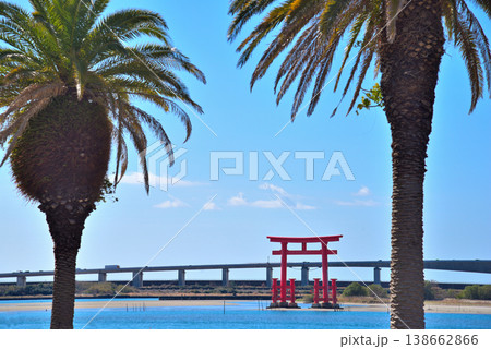 《静岡県》浜松市弁天島の赤鳥居と青い空 《静岡県》浜松市弁天島の赤鳥居と青い空 138662866