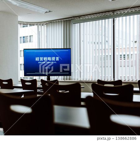 会議室のスクリーンに経営戦略提言 138662886