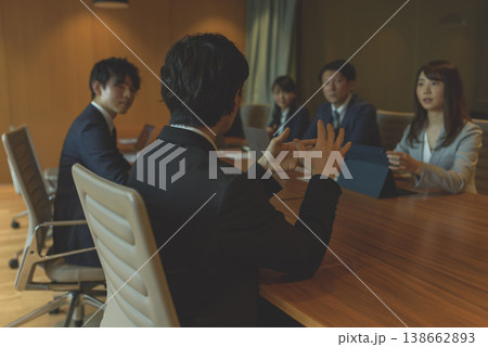 会議室で議論するビジネスチーム 会議室で議論するビジネスチーム 138662893