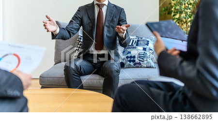 商談で資料を見せながら話す男性 商談で資料を見せながら話す男性 138662895