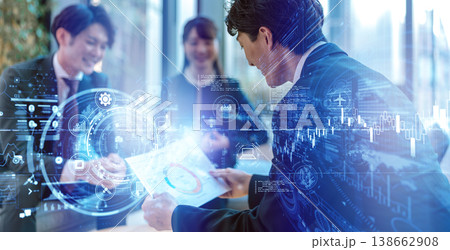 打ち合わせで資料を見るビジネスチーム 138662908