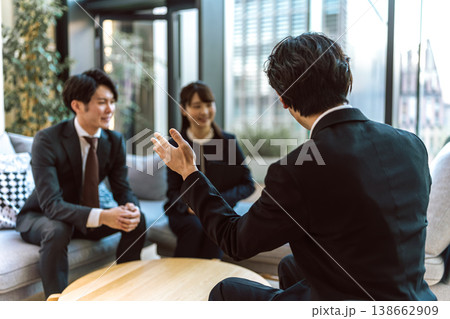 オフィスで打ち合わせをする日本人 138662909