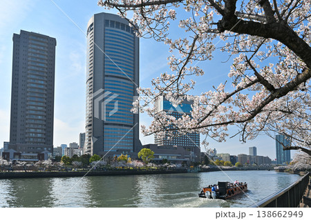 満開の桜が咲く桜の宮の川沿いの風景写真【大阪桜の宮風景写真】 138662949