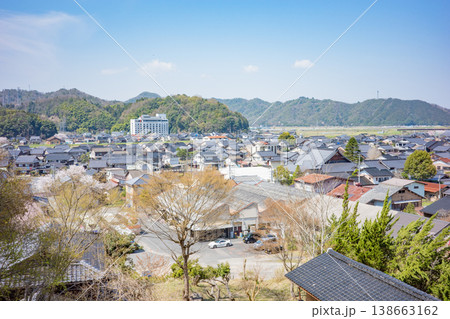 兵庫県豊岡市・桜が満開の出石城跡から出石町内を望む 138663162