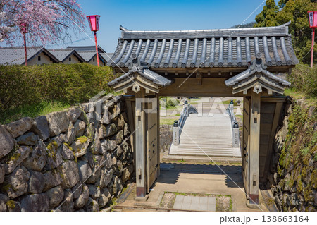 兵庫県豊岡市・出石城跡の登城橋と登城門 兵庫県豊岡市・出石城跡の登城橋と登城門 138663164