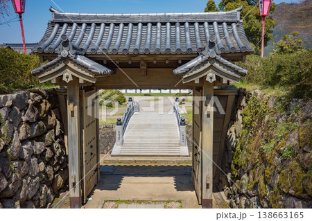 兵庫県豊岡市・出石城跡の登城橋と登城門 138663165