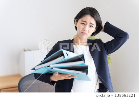 仕事で忙しいビジネスマン女性 仕事で忙しいビジネスマン女性 138663221