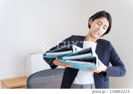 仕事で忙しいビジネスマン女性 138663223