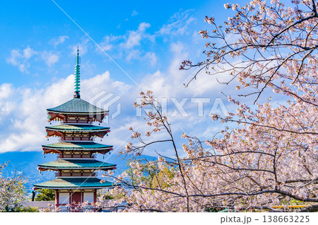 （静岡県）香貫山・香陵台、満開の桜に覆われた慰霊平和塔 138663225