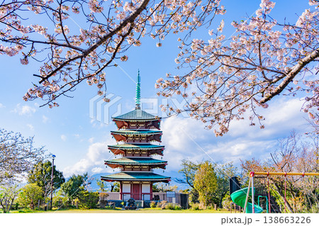 （静岡県）香貫山・香陵台、満開の桜に覆われた慰霊平和塔 138663226