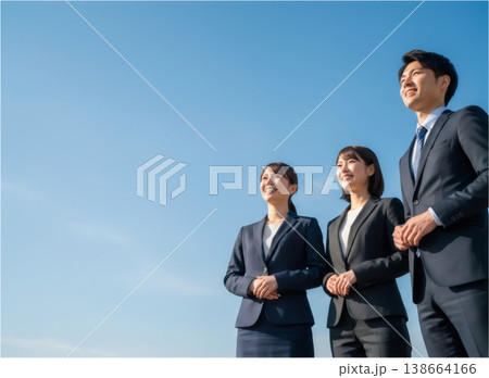 未来を見つめる男女のビジネスパーソン 138664166
