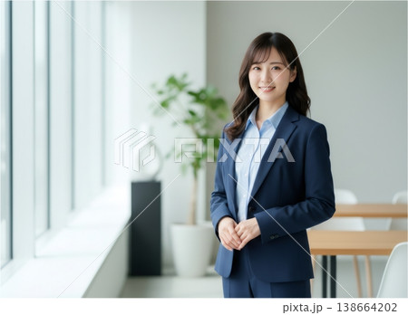 清潔感ある室内で微笑む女性ビジネスパーソン 138664202