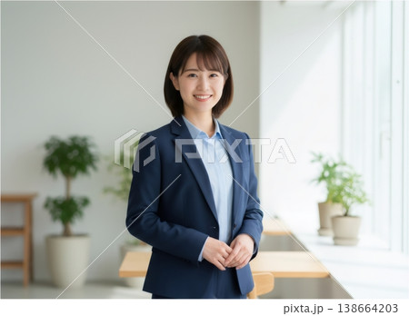 清潔感ある室内で微笑む女性ビジネスパーソン 清潔感ある室内で微笑む女性ビジネスパーソン 138664203