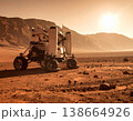 火星表面の宇宙飛行士と探査ローバー、岩石砂漠の荒野と山々を背景にした宇宙ミッション 138664926