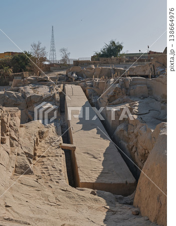 アスワンの未完成オベリスク、古代エジプトの石切り場遺跡 138664976