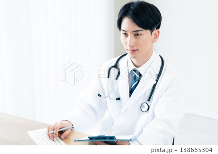 問診をする若い医師 問診をする若い医師 138665304