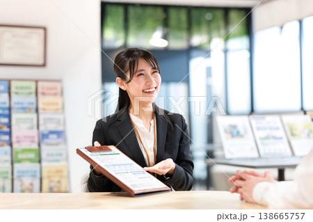 契約内容の説明をする女性 138665757