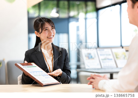 契約内容の説明をする女性 138665758
