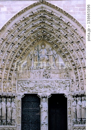 パリ ノートルダム大聖堂の正面の装飾 パリ ノートルダム大聖堂の正面の装飾 138665896