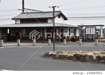 三重県亀山市　関西本線井田川駅と駅前風景 138665952