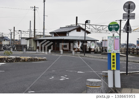 三重県亀山市　関西本線井田川駅とバス停 138665955