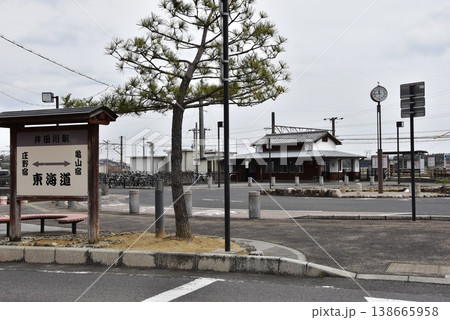三重県亀山市　関西本線井田川駅と東海道案内板 138665958