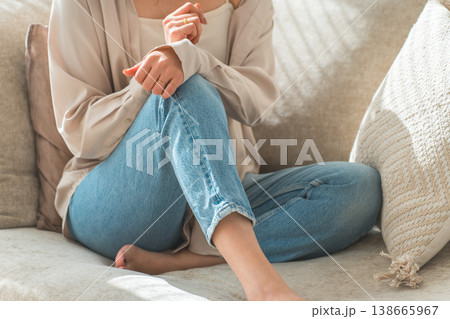 リビングのソファでリラックスするおしゃれな主婦のアジア人女性 138665967