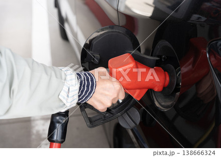 ガソリンスタンドで給油している様子 ガソリンスタンドで給油している様子 138666324