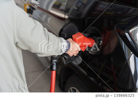 ガソリンスタンドで給油している様子 138666325