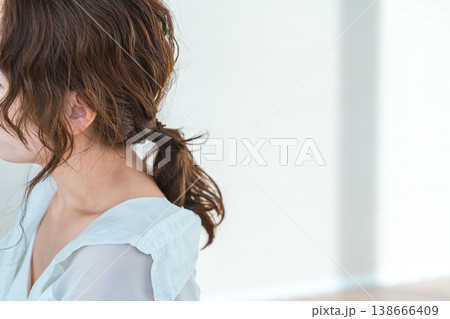 ポニーテールの茶髪の女性の横顔（ヘアアレンジ,ニュアンスヘア） 138666409