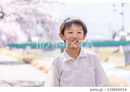 春の公園で遊ぶ笑顔の男の子 春の公園で遊ぶ笑顔の男の子 138666654