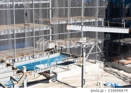 鉄骨建設現場でクレーンにより鉄骨梁を揚重する建方作業の様子2 138666674