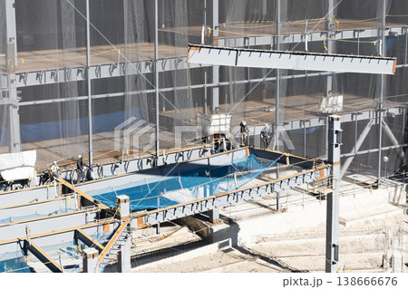 鉄骨建設現場でクレーンにより鉄骨梁を揚重する建方作業の様子4 138666676