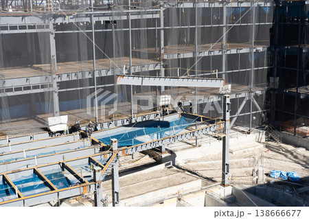 鉄骨建設現場でクレーンにより鉄骨梁を揚重する建方作業の様子5 鉄骨建設現場でクレーンにより鉄骨梁を揚重する建方作業の様子5 138666677
