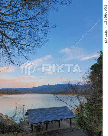 神野神社からみた夕方の満濃池　香川県まんのう町 138666953