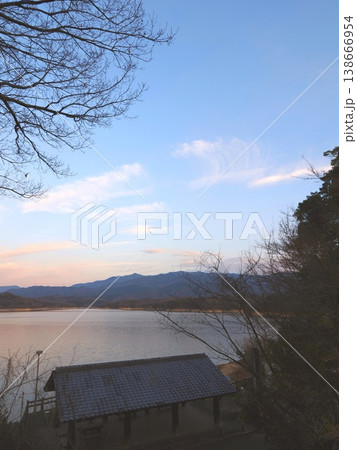 神野神社からみた夕方の満濃池 香川県まんのう町 神野神社からみた夕方の満濃池 香川県まんのう町 138666954