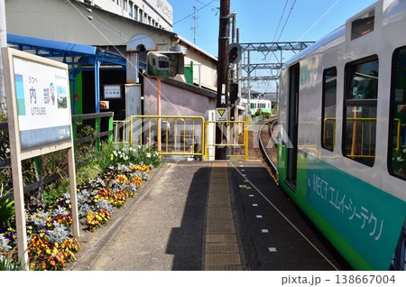 三重県 四日市あすなろう鉄道内部駅プラットホームと列車 三重県 四日市あすなろう鉄道内部駅プラットホームと列車 138667004